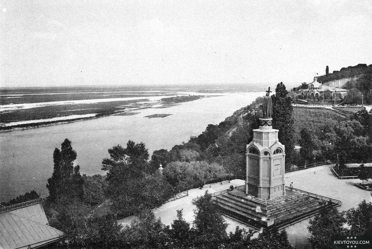 Вид с Владимирской горки на фото 1900-х годов, видно частично затопленный Труханов остров