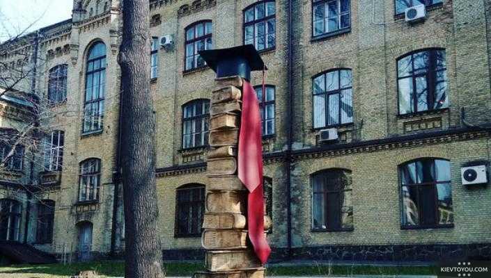"Ступени познания" вырезаны из ствола столетнего дуба, пострадавшего во время грозы