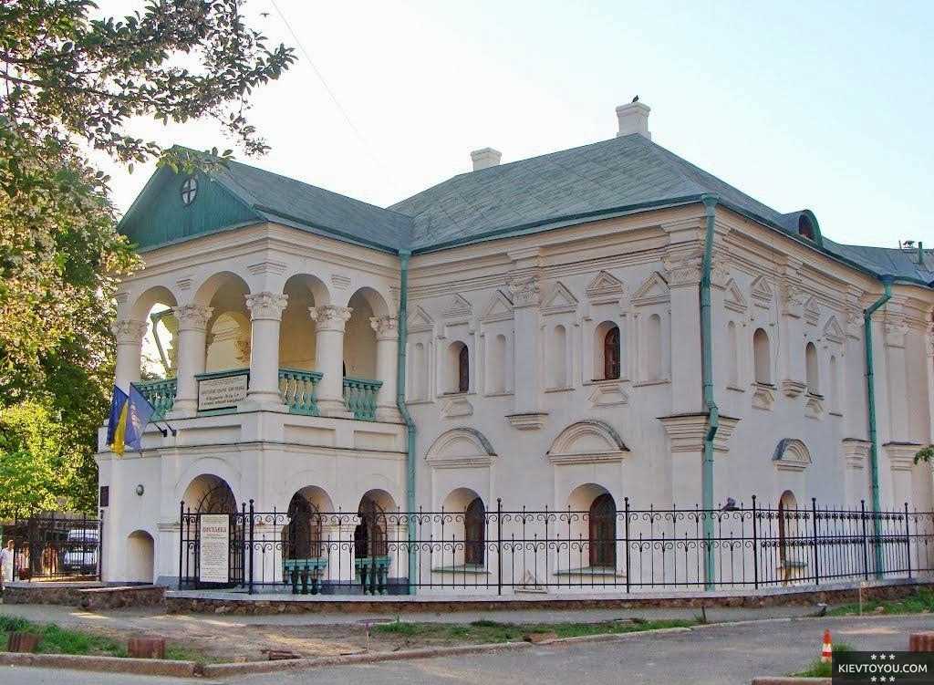 Вид на Дом Петра Первого в Киеве, современная фотография