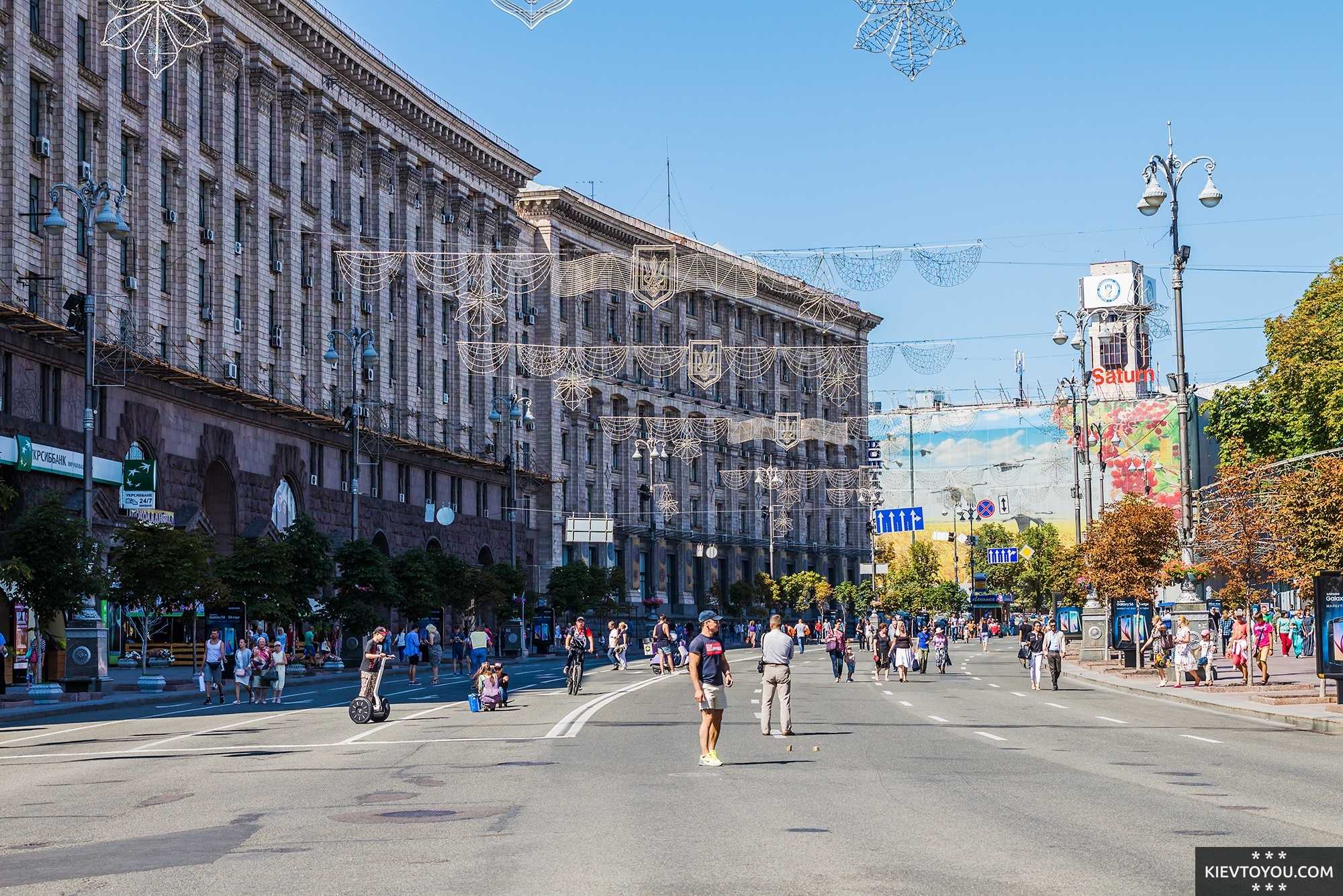 На Крещатике в выходной день, современное фото