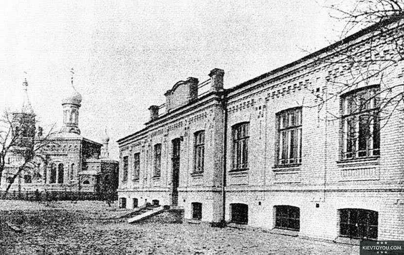 Школа (на переднем плане) и церковь на острове