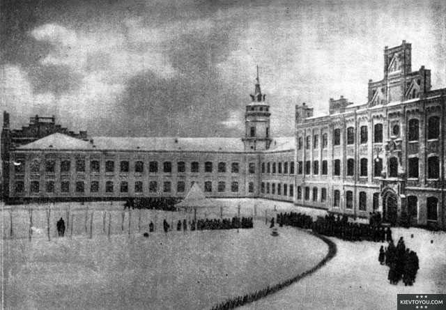 Студенты перед главным корпусом КПИ, фото 1900-х годов