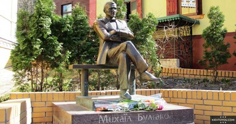 Памятник писателю около Дома Булгаковых