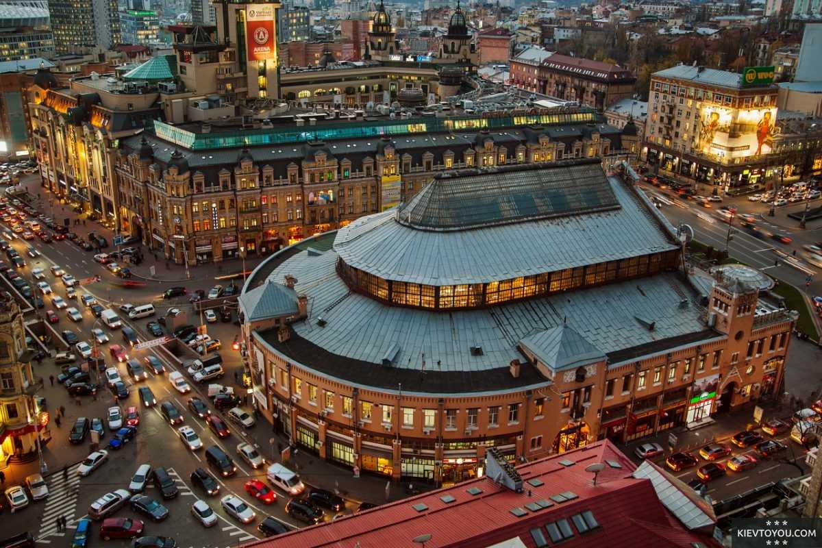 Вид на здание Бессарабского рынка в Киеве с высоты