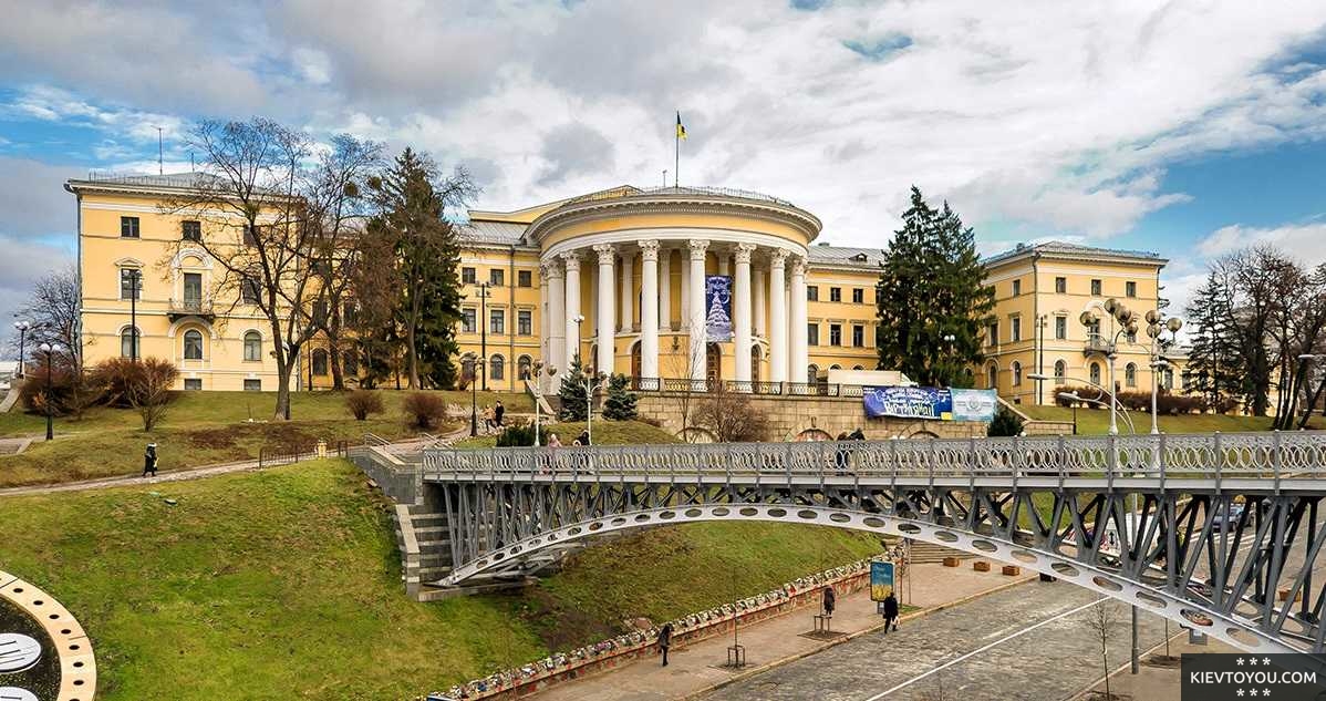 Фасад здания, фото сделано со стороны Майдана Независимости