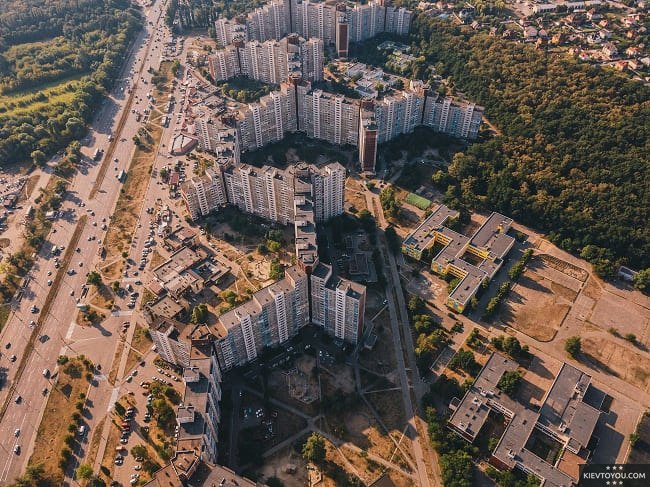 Одно из крупнейших и самых необычных жилых зданий в Киеве на Теремках