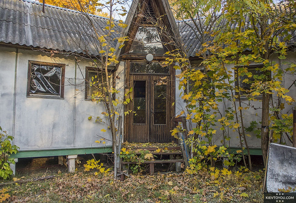 Вид на один из корпусов заброшенного пионерского лагеря "Ленинец" в Киеве