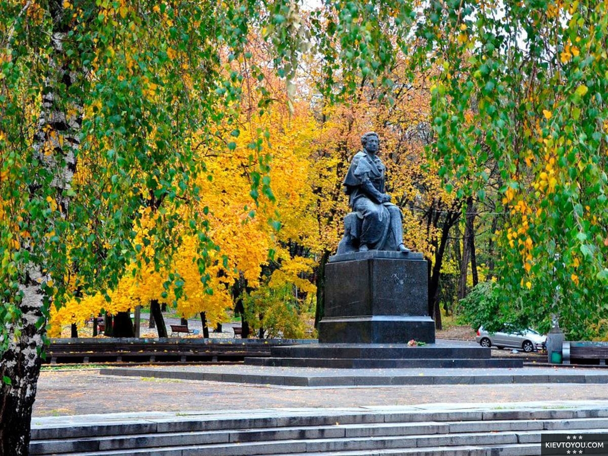 Памятник на входе в парк Пушкина в Киеве