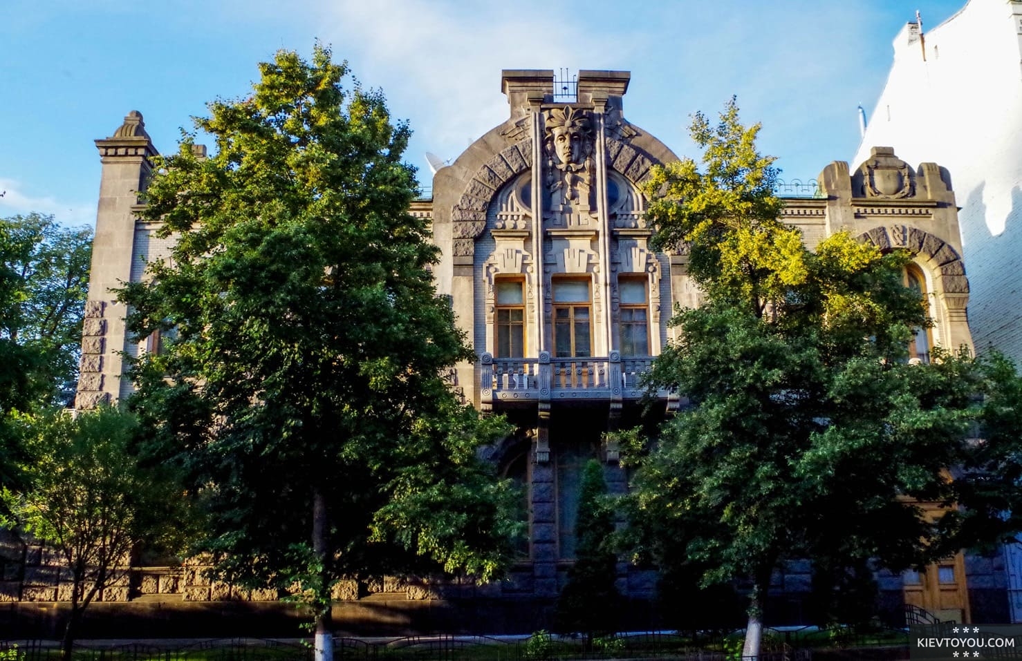 Двухэтажный Дом плачущей вдовы в центре Киева