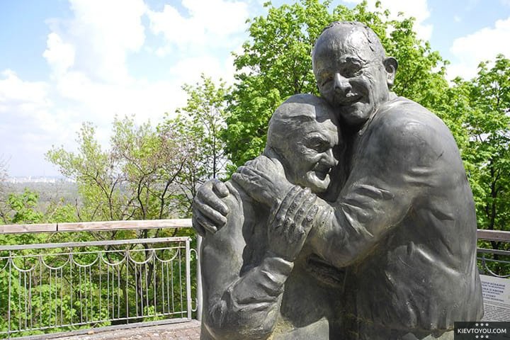 Памятник влюбленным в Киеве
