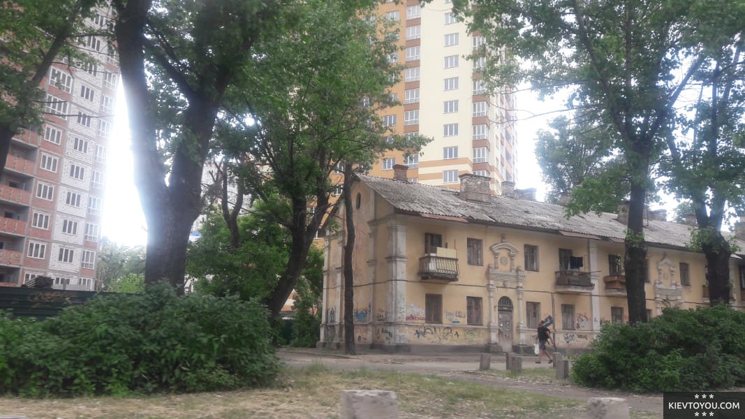 Старые дома Немецкого квартала на фоне новых высотных зданий